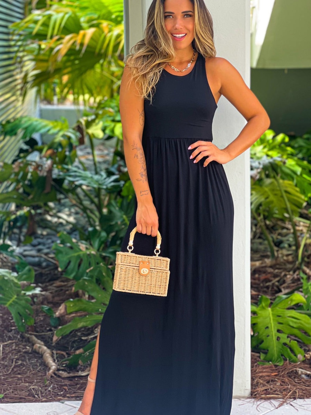 Women’s Black Sleeveless Maxi Dress with Pockets - Picture 2 of 5